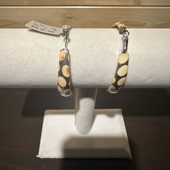 BNWT Cache hoop earrings. - Picture 2 of 5